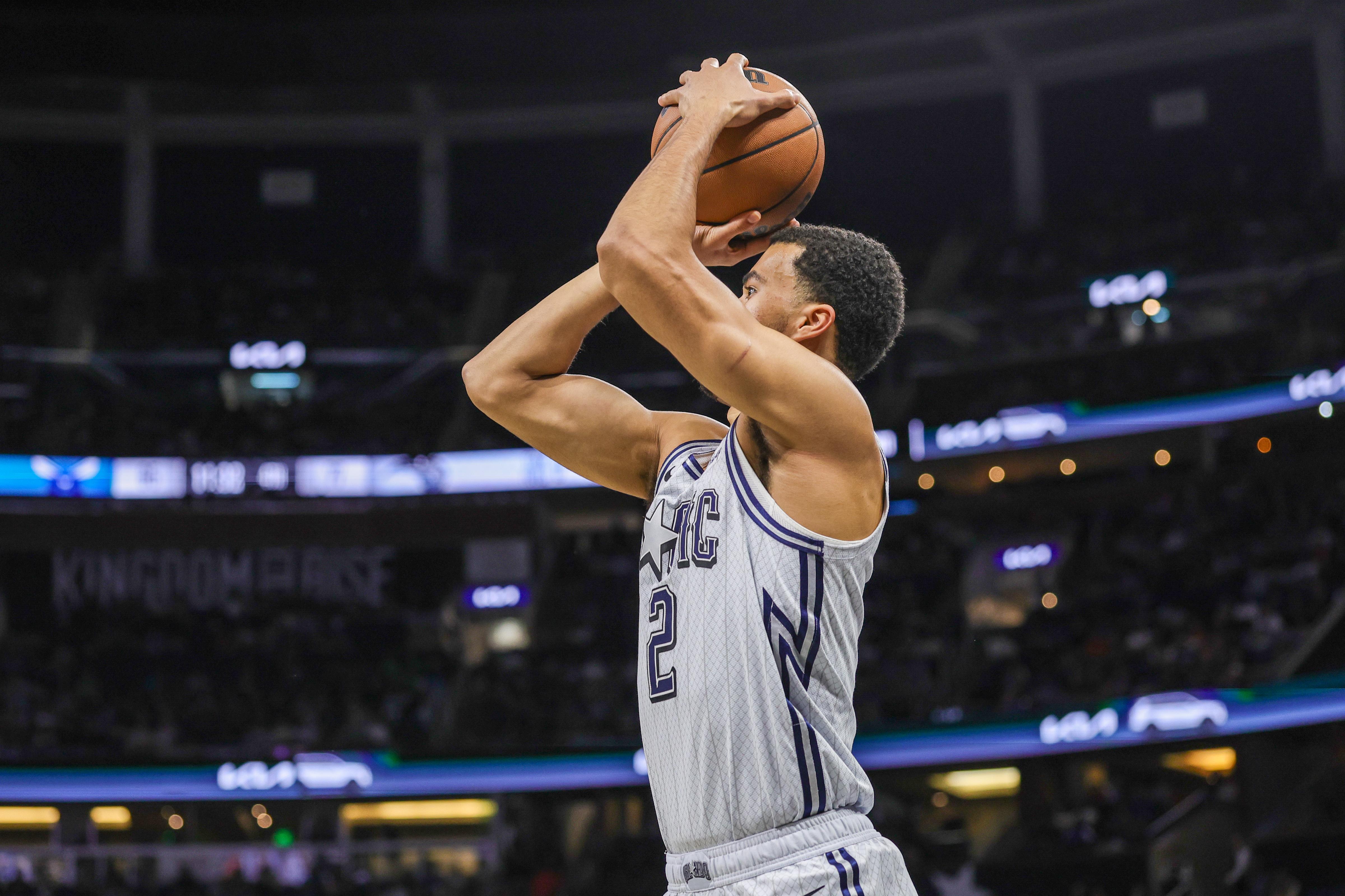 爱游戏体育-上赛季场均4.1分！美记：休斯坦与老鹰签的是Exhibit 10合同