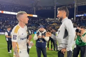 爱游戏-聊啥呢？罗伊斯、吉鲁洛杉矶德比赛后热聊，前者梅开二度