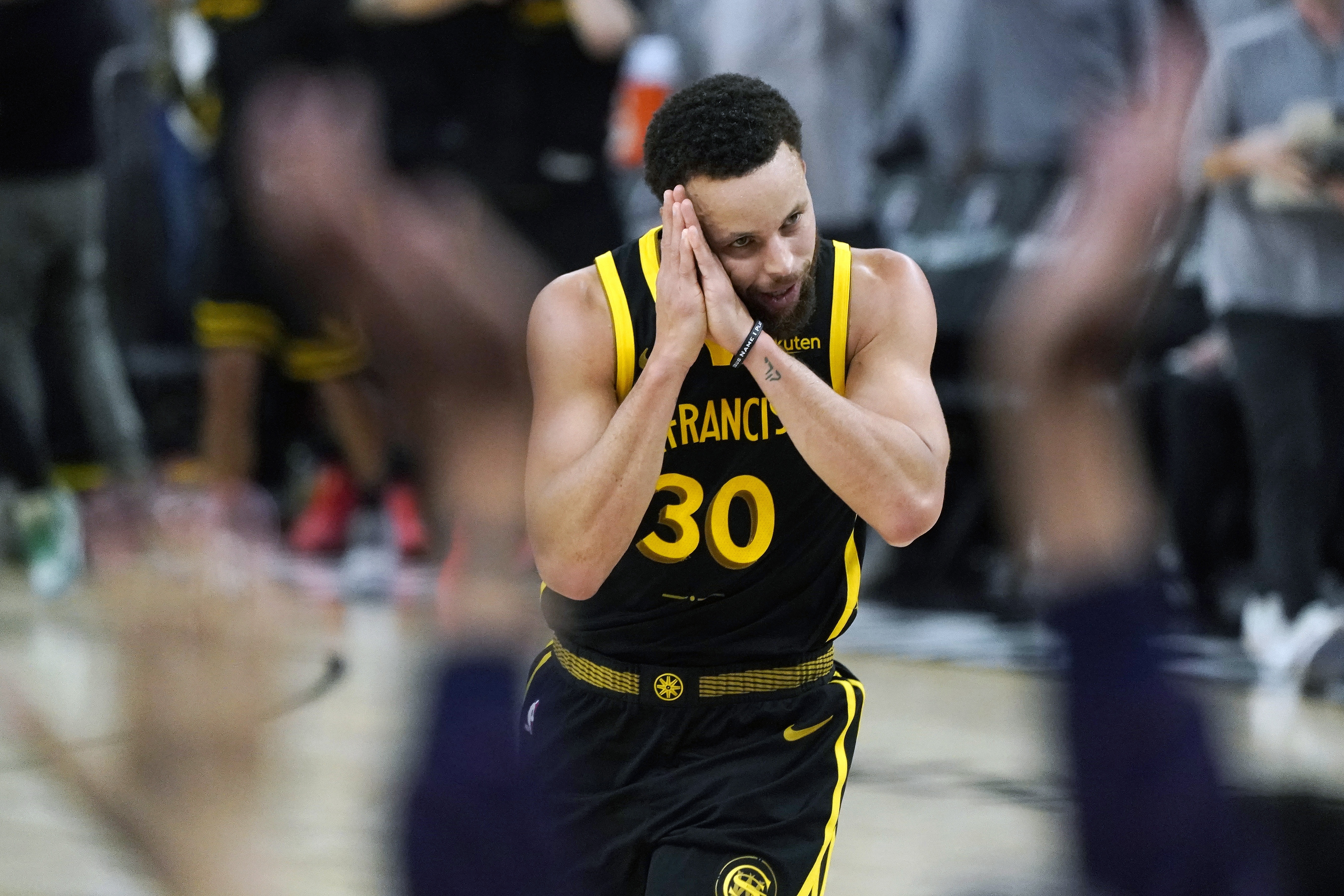 爱游戏-如何始终保持注意力集中？库里打趣晚安动作：我很会打盹儿