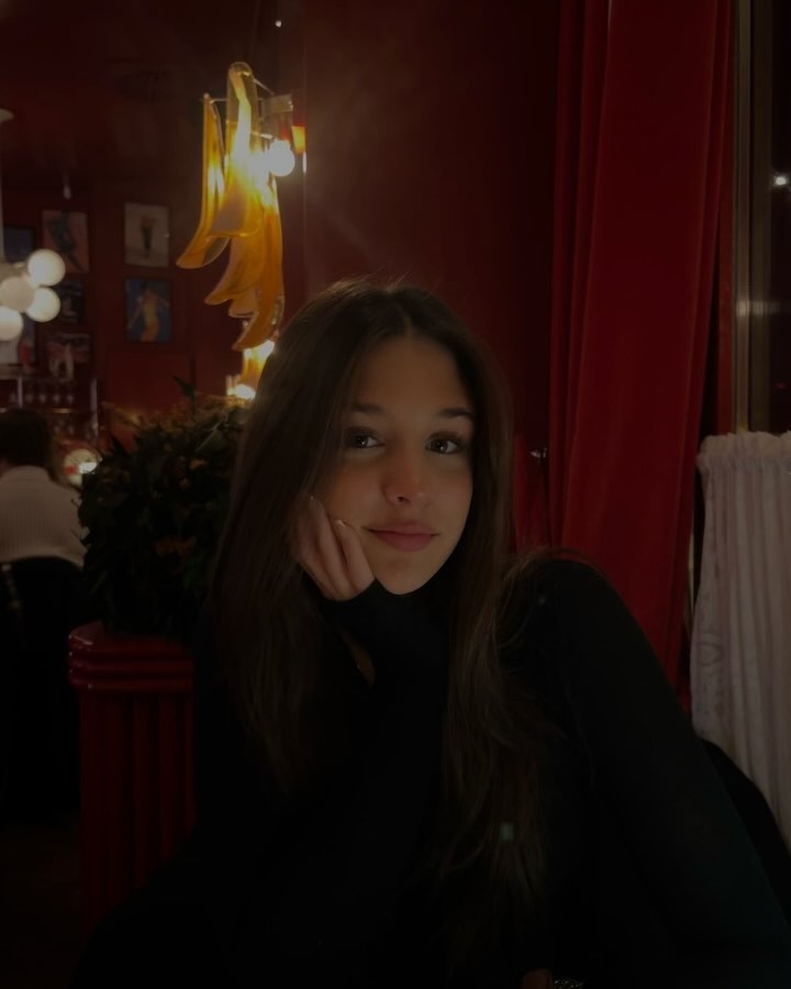 🥰拜仁20岁新援比绍夫公开恋情，女友系17岁俱乐部传奇绍尔之女