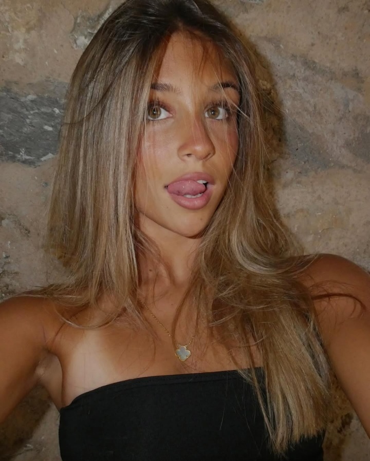 🥰拜仁20岁新援比绍夫公开恋情，女友系17岁俱乐部传奇绍尔之女