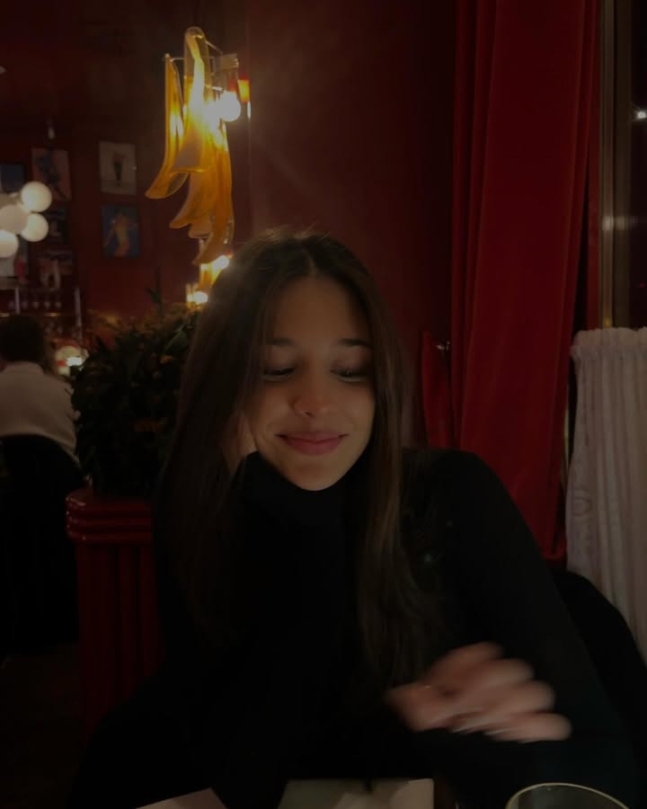 🥰拜仁20岁新援比绍夫公开恋情，女友系17岁俱乐部传奇绍尔之女