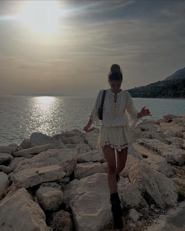 🥰拜仁20岁新援比绍夫公开恋情，女友系17岁俱乐部传奇绍尔之女