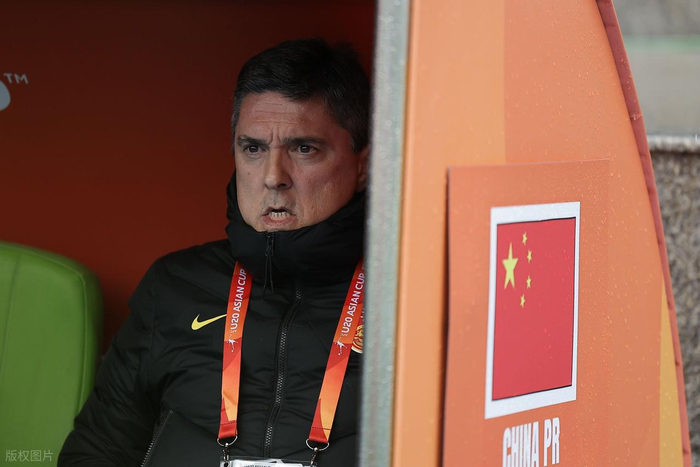 爱游戏官网-赢了现在，输了未来？U23国足进八强遭名宿集体看衰，路在何方？|董方卓|黄健翔|世界杯|青训|战术_新浪体育_新浪新闻