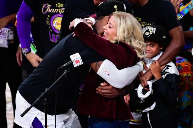 爱游戏官网-佩林卡希望詹皇在湖人退役 哈姆计划让浓眉多进攻