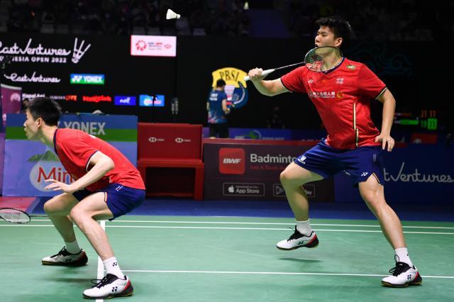 爱游戏中国-赵俊鹏背靠背“双杀”东道主 国羽男双惊喜仍在延续