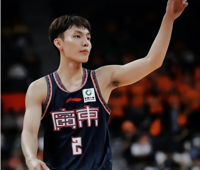 爱游戏官网-11投全中！15岁2.07米新星来袭，朱芳雨盯了三年的孩子，正在长大