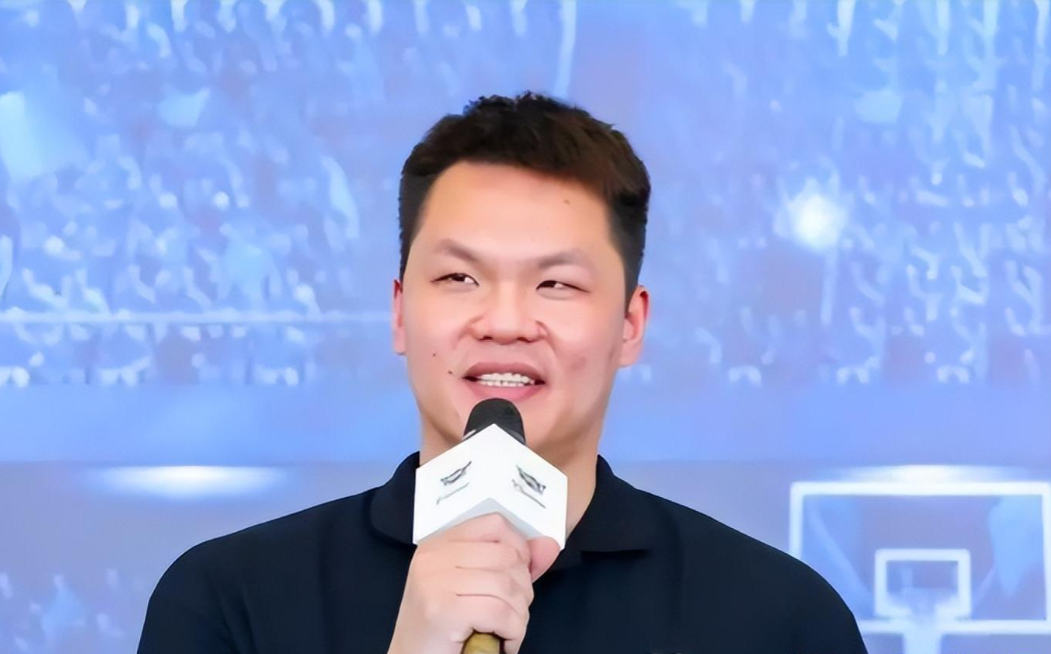 爱游戏官网-11投全中！15岁2.07米新星来袭，朱芳雨盯了三年的孩子，正在长大